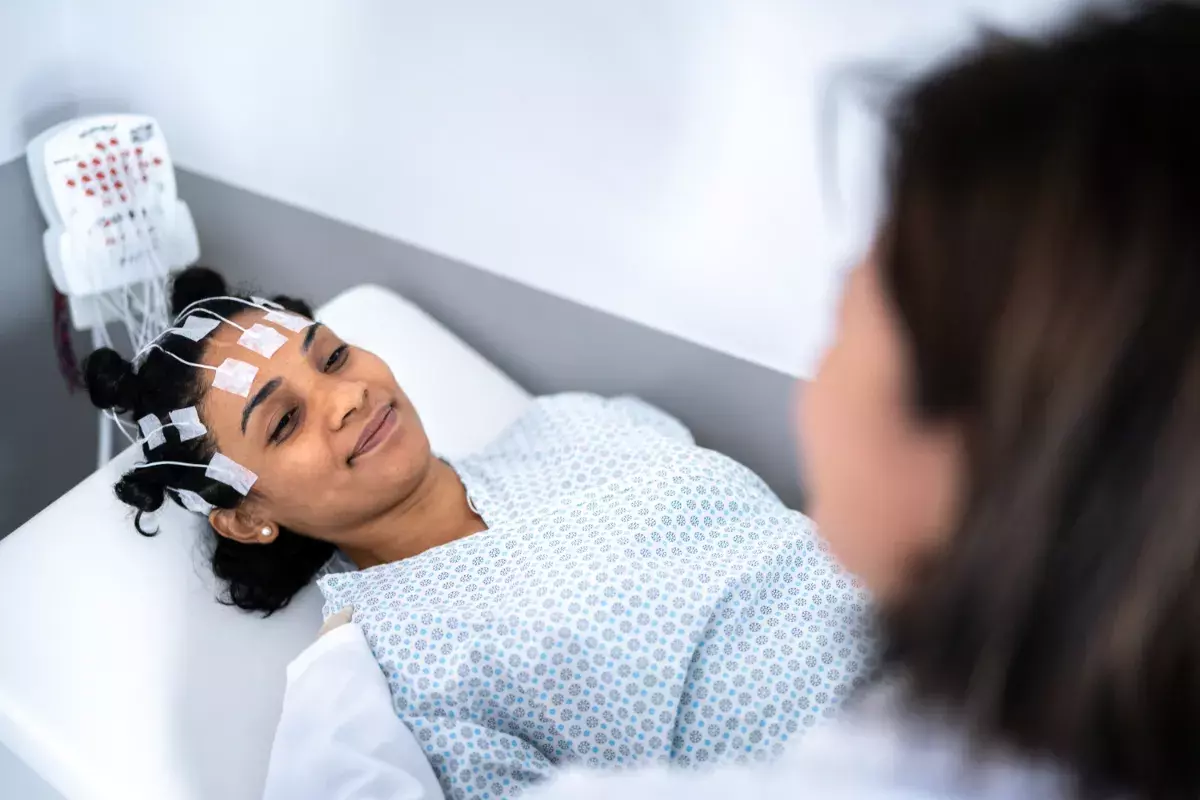 A consulta com o neurologista muitas vezes precisa do encaminhamento de um clínico geral. O especialista fará uma pequena entrevista e depois solicitará os exames necessários para avaliar o seu caso.